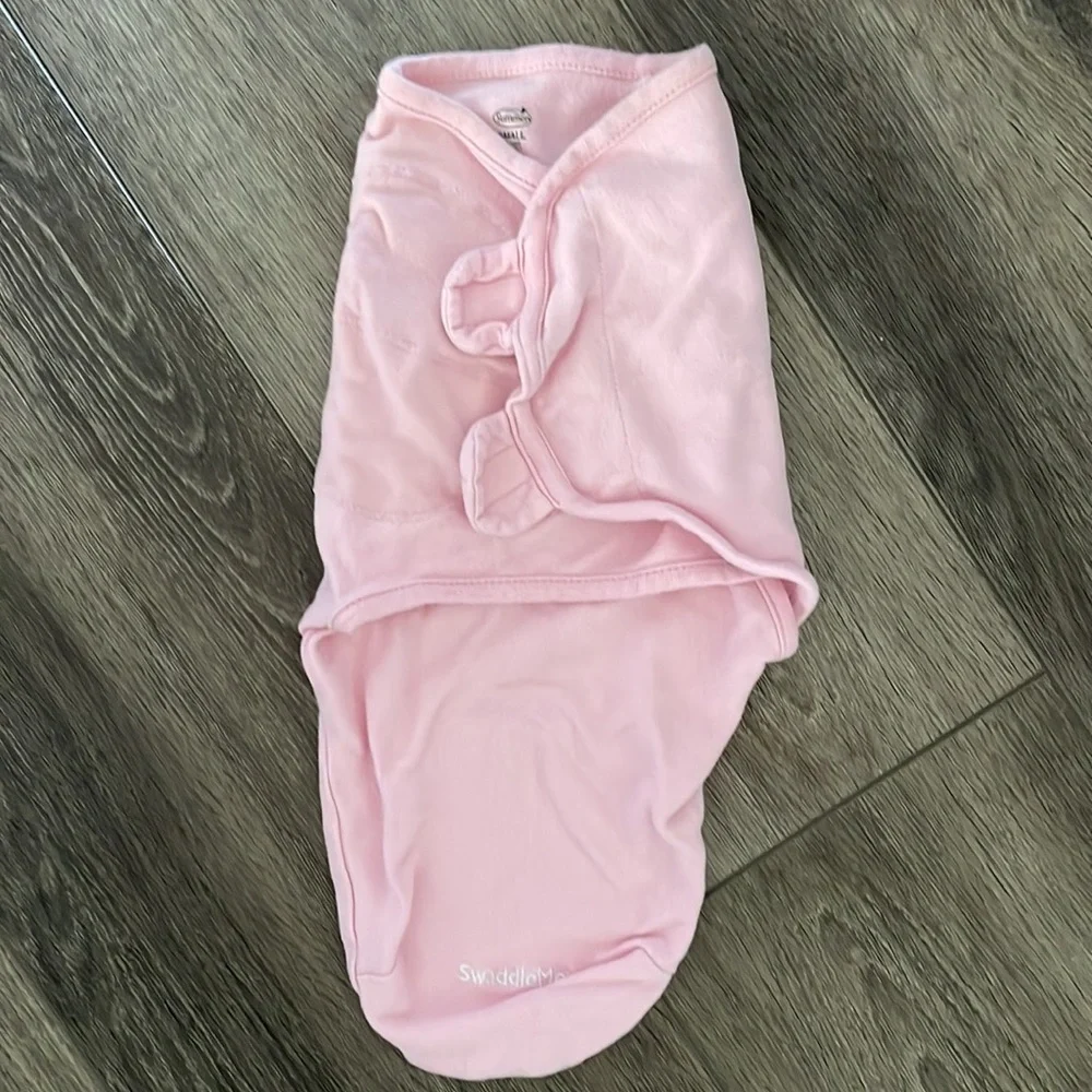 Bundle of 2 Summer Infant Baby Girl’s Swaddles Sz S